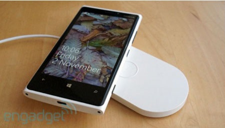Lumia 920 với dock sạc không dây nằm (Ảnh : Engadget)