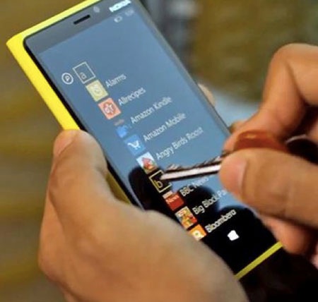 Xem màn “tra tấn” màn hình cảm ứng của Nokia Lumia 920 và 820 - 1 Móng tay và găng tay