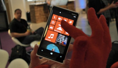 Xem màn “tra tấn” màn hình cảm ứng của Nokia Lumia 920 và 820 - 2 Cận cảnh lướt găng tay trên màn hình siêu cảm ứng của Nokia
Lumia