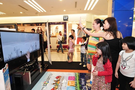 Chơi Angry Birds bằng tay trên Smart TV của Samsung - 5 Có thể thoải mái di chuyển khắp phòng để chơi game thay vì
ngồi một chỗ