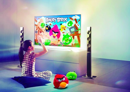 Chơi Angry Birds bằng tay trên Smart TV của Samsung - 3 Màn hình lớn mang lại trải nghiệm sinh động.