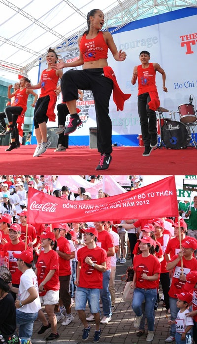 Hàng chục ngàn người vui nhảy Zumba - 3 Không khí nóng hơn sau lời kêu gọi của cô Annie Nguyễn: “Nào
ta cùng đốt cháy năng lượng!”