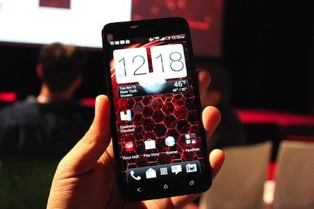 Smartphone màn hình Full HD đầu tiên của HTC - 1 Thiết kế của Droid DNA vẫn giữ phong cách của các dòng smartphone trước đó của HTC.