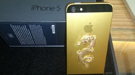 iPhone 5 mạ vàng khảm rồng đầu tiên tại Việt Nam - 1 iPhone 5 phiên bản mạ vàng khảm rồng đầu tiên được nhập khẩu về Việt Nam.