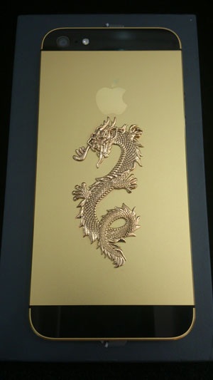 iPhone 5 mạ vàng khảm rồng đầu tiên tại Việt Nam - 2 Hình rồng được đúc bằng vàng nguyên khối.