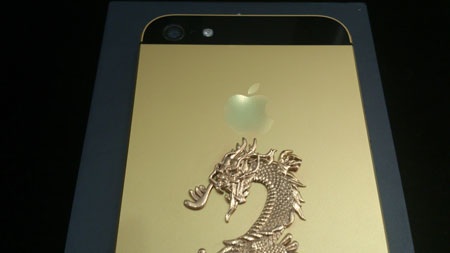 iPhone 5 mạ vàng khảm rồng đầu tiên tại Việt Nam - 3 Chỉ có 10 mẫu giới hạn phiên bản iPhone 5 mạ vàng khảm rồng.
