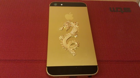 iPhone 5 mạ vàng khảm rồng đầu tiên tại Việt Nam - 4 iPhone 5 mạ vàng khảm rồng được bán với giá 88 triệu đồng.
