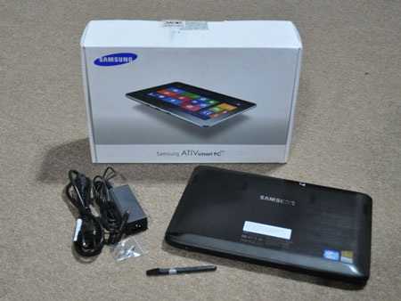 Hộp máy bao gồm sản phẩm và dock bàn phím, bộ sạc tiêu chuẩn và bút S Pen đi kèm.