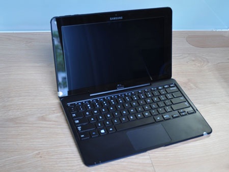 Dock bàn phím khi được gắn vào máy tính bảng để sử dụng như Ultrabook.