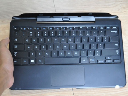 Dock bàn phím có thiết kế bằng kim loại chắc chắn hơn so với thân máy.