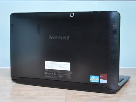 : Máy hỗ trợ camera chính 5 MP và camera phụ 2 MP.