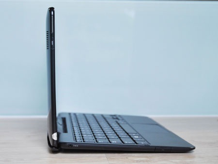 Cạnh trái là phím điều chỉnh âm lượng và cổng xuất HDMI