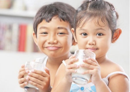 Bổ sung sữa cho bé phát triển toàn diện (Hình minh họa)