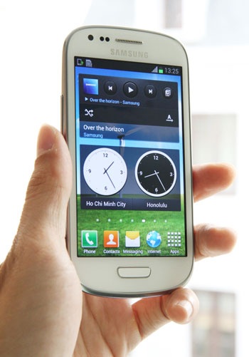 Galaxy S III mini có kích thước vừa vặn và thiết kế thời trang