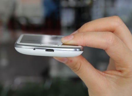 Cổng cắm micro USB ở cạnh dưới thân máy.