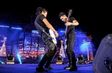 Màn đối đầu rock guitar nghẹt thở tại Tiger Blue Xmas 2012.