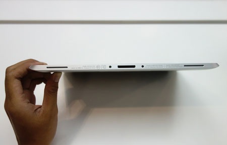 Cạnh dưới của máy bao gồm cổng kết nối đa năng và hai loa ngoài