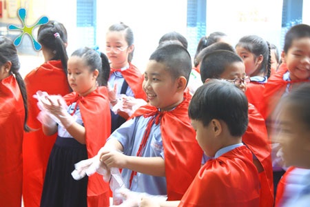 Phương pháp mới giáo dục lối “sống xanh” cho trẻ - 2 Các em học sinh trường tiểu học Thanh Đa hào hứng với các hoạt động của chương trình do OMO tài trợ
