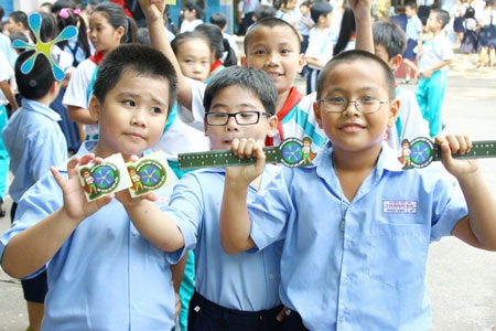 Phương pháp mới giáo dục lối “sống xanh” cho trẻ - 6 Chỉ trong chốc lát, đoàn “hiệp sĩ xanh” đã thu dọn sạch sẽ sân trường và phân loại rác thải