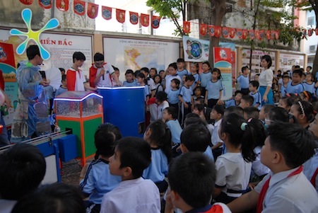 Luyện cho con một lối sống xanh - 2 Các em học sinh nhiều ngạc nhiên
thú vị với cỗ máy kỳ diệu