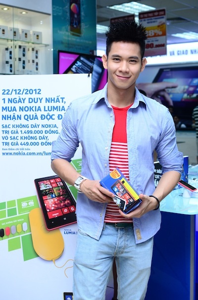Hồ Vĩnh Khoa “săn” Nokia Lumia 820 - 2 Hồ Vĩnh Khoa “săn” Nokia Lumia 820