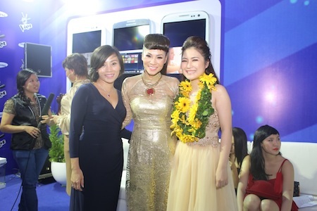 Hương Tràm tiết lộ bí mật hậu trường đêm chung Kết - 5 Hương Tràm bên HLV Thu Minh và đại diện của nhà tài trợ chính Samsung