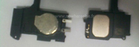 Ảnh chụp bộ phận loa của hai mẫu iPhone 5S và iPhone 6.