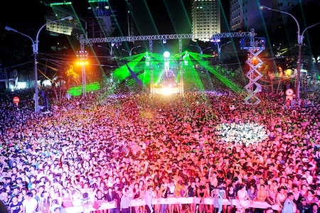 “Bùng nổ” với lễ hộ Chào năm mới 2013 - 8 Các nghệ sĩ nhào lộn quốc tế đã mang đến cho khán giả Việt
Nam nhiều tiết mục mới lạ và độc đáo