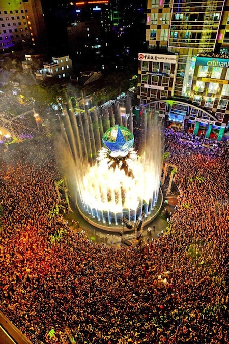 “Bùng nổ” với lễ hộ Chào năm mới 2013 - 9 Các nghệ sĩ nhào lộn quốc tế đã mang đến cho khán giả Việt
Nam nhiều tiết mục mới lạ và độc đáo