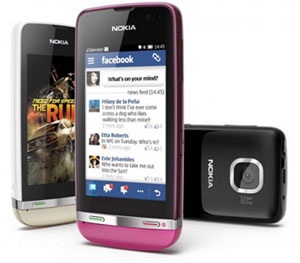 Bạn sinh viên nam trường iSpace đang thử tài đoán icon cùng Nokia Asha