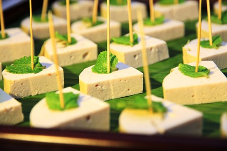 Chả lụa tươi đậm hương vị truyền thống khi được quết tay và
gói bằng lá chuối tươi