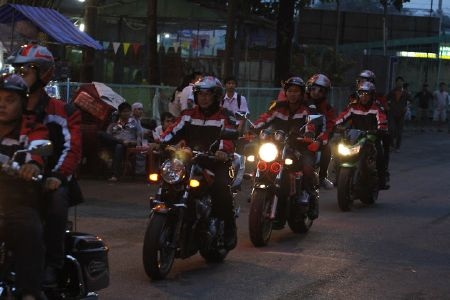 Hàng xế và moto hầm hố nẹt pô tiến vào sân khấu...