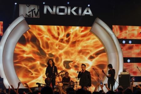 ...hóa thành Microwave máu lửa với ‘’Tìm lại’’ trên sân khấu