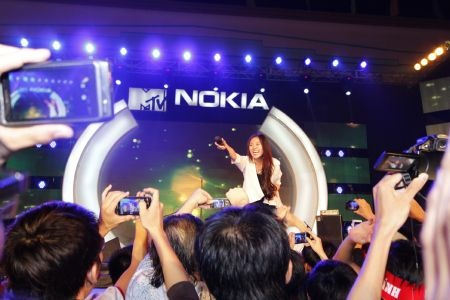 Văn Mai Hương giản dị đốn ngã trái tim của hàng trăm sinh viên iSpace