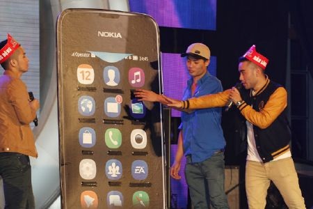 Bạn sinh viên nam trường iSpace đang thử tài đoán icon cùng Nokia Asha