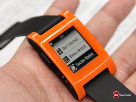 Đồng hồ cho iPhone nhận 200 tỷ tiền đầu tư chuẩn bị “lên kệ” - 2 Pebble xuất xưởng sau 6 tháng ngừng nhận tiền đầu tư.