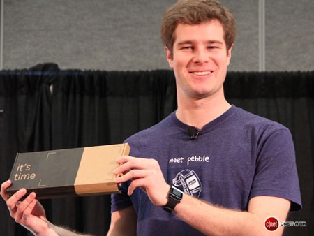 Đồng hồ cho iPhone nhận 200 tỷ tiền đầu tư chuẩn bị “lên kệ” - 1 CEO Eric Migicovsky giới thiệu về đồng hồ Pebble tại CES 2013.
