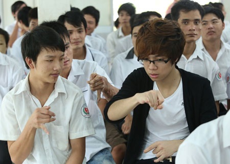 Thí sinh Giọng Hát Việt và việc làm ý nghĩa - 3 Bùi Anh Tuấn còn được các em khiếm thính dạy cho cách nói
chuyện bằng tay