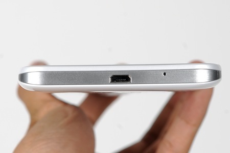 “Hàng khủng” LG Optimus G Pro xuất hiện tại TPHCM - 6 Cạnh dưới là cổng microUSB và khe cắm mic.