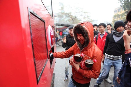 Bắc Nam vui Tết cùng “Happiness Truck” - 7 Không khí trở nên sôi nổi hơn khi mỗi lần điều bất ngờ từ “Happiness Truck” xuất hiện