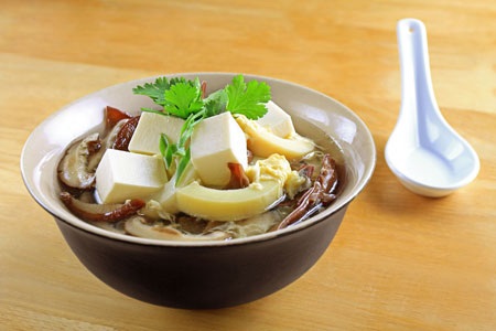 Vua đầu bếp Mỹ tặng quà đặc biệt cho Việt Nam - 2 Canh nấm đậu phụ - một trong những món ăn được giới thiệu trong quà tặng 100 món ngon