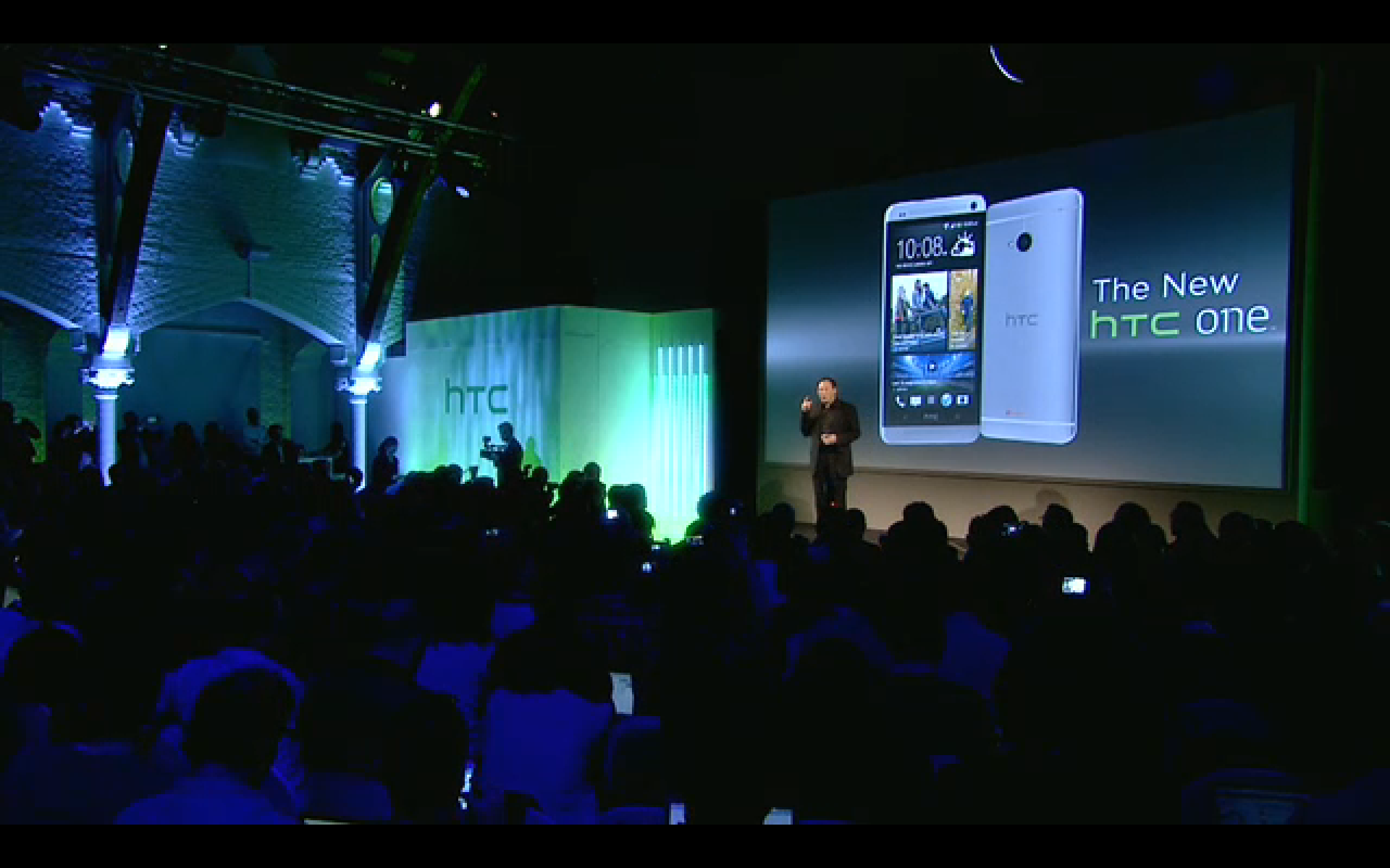 HTC One "đăng đàn" với màn hình 4,7 inch Full HD, máy ảnh Ultrapixel - 5 Ngay sau đó, Giám đốc thiêt kế Jonah Becker của HTC đã trình diễn về thiết kế của One.