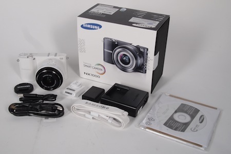 Đập hộp máy ảnh Samsung NX1000 sắp bán tại Việt Nam - 1 Hộp máy với nhiều phụ kiện, bao gồm đèn flash rời cỡ nhỏ