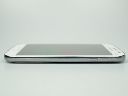 Cạnh trái là phím điều chỉnh âm lượng