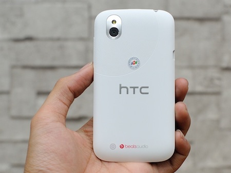 Smartphone Android rẻ nhất của HTC bán ra tại Việt Nam - 3 Mặt sau của máy có thiết kế khá đơn giản nhưng vẫn ấn tượng ở phần camera