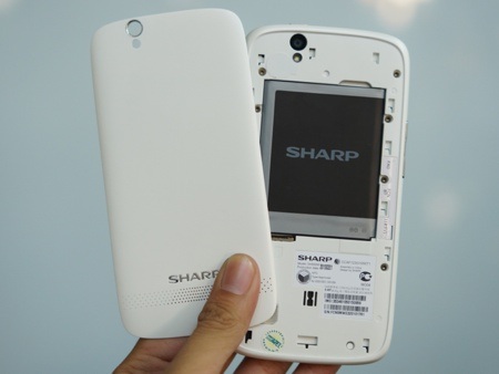 Sharp tiết lộ kế hoạch gia nhập thị trường smartphone tại Việt Nam - 3 Mặt sau của máy có thể thay đổi được pin, máy được lắp tại Trung Quốc