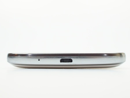 Cổng micro USB ở cạnh dưới dễ dàng kết nối đến các dock sạc hoặc loa di động