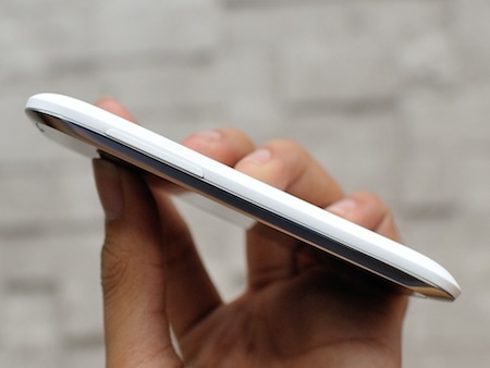 Smartphone Android rẻ nhất của HTC bán ra tại Việt Nam - 4 Cạnh phải là các phím điều chỉnh âm lượng