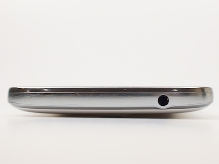 Cạnh trên là cổng tai nghe 3,5 mm