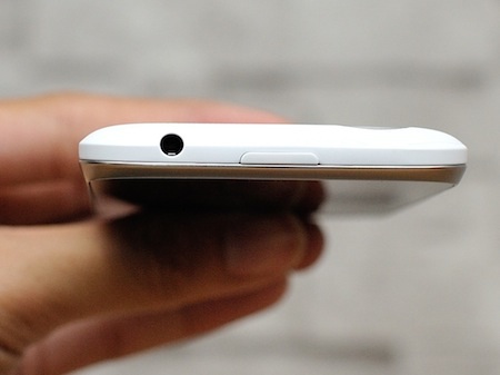 Smartphone Android rẻ nhất của HTC bán ra tại Việt Nam - 6 Ở bên trên là cổng kết nối tai nghe 3,5 mm và công tắc nguồn nằm ngay trung tâm